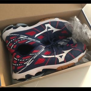 Women’s size 9 Mizuno volleyball shoes